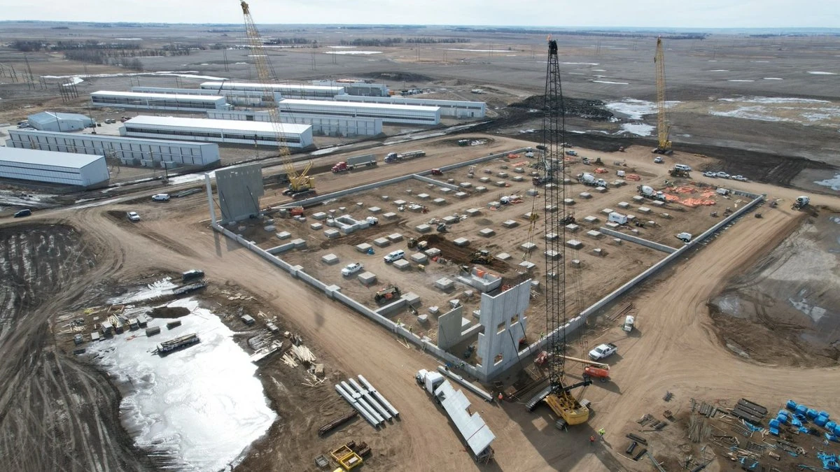 Older Applied Digital photograph of the Ellendale HPC data-center construction site