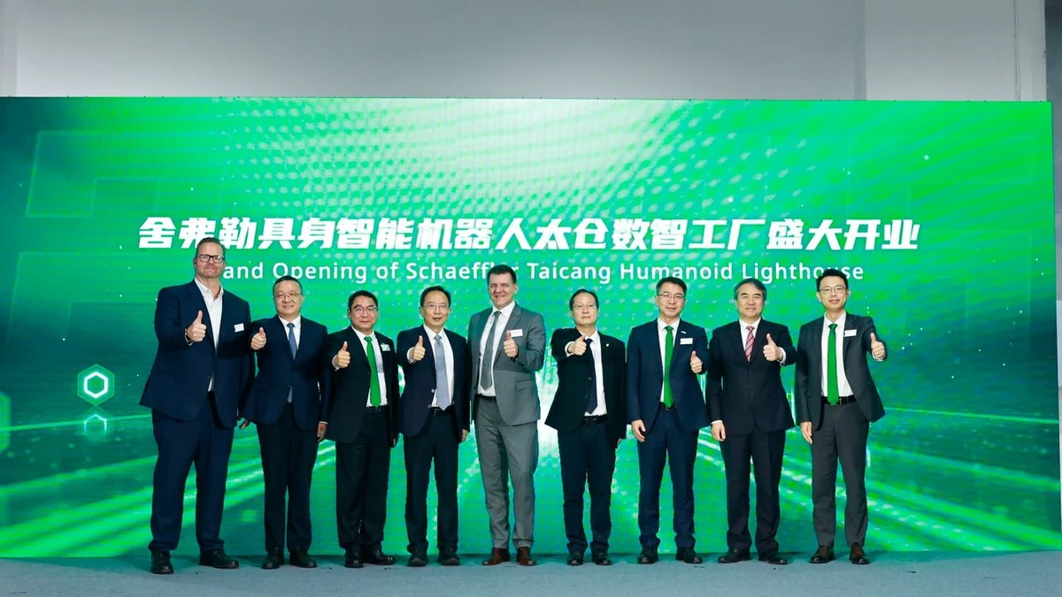 Schaeffler leaders, guests and employees at the opening of the Taicang lighthouse factory